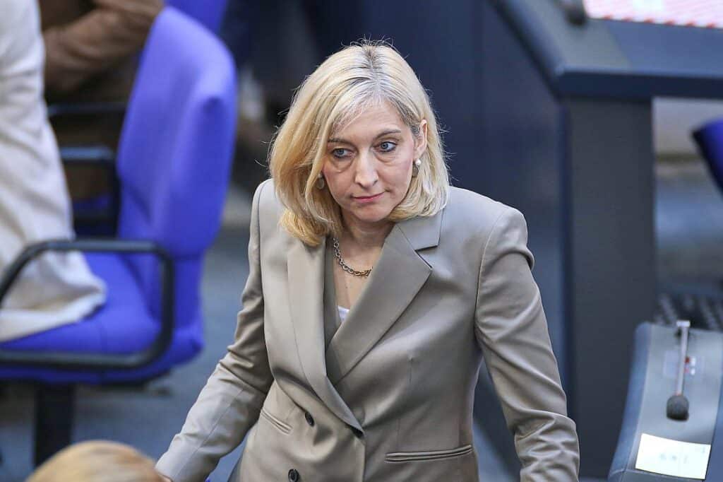 Bund hilft GKV mit 800 Millionen Euro Zuschuss – Warken alarmiert