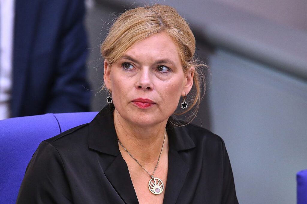 Bundestagspräsidentin ordnet Regenbogenbeflaggung an