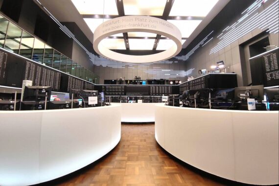 Frankfurter Börse mit Dax-Index, rote Zahlen und wechselnde Marktstimmung durch Unternehmensberichte.