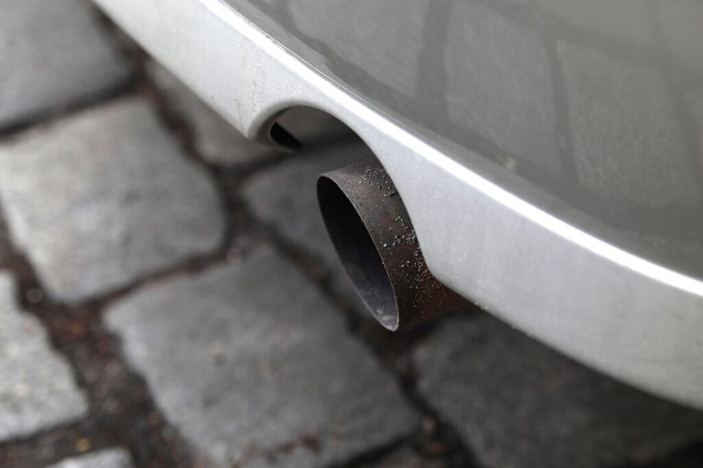 EU-Parlament stimmt Lockerung von CO2-Vorgaben für Autohersteller zu