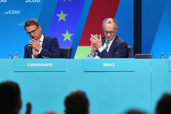 Politiker Carsten Linnemann und Friedrich Merz diskutieren über Wählergunst und politische Kompetenz in Berlin.