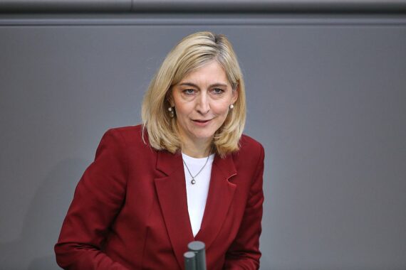 Nina Warken erklärt Gesundheitsreformen im ZDF-Heute-Journal. Fokus auf Effizienz und Primärarztsystem.