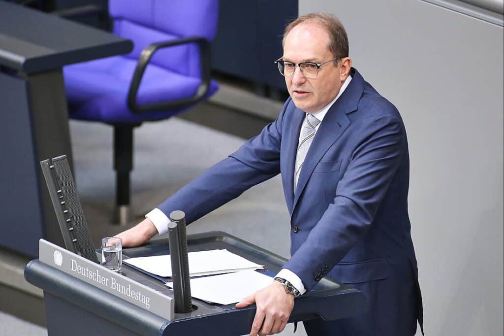 Grüne kritisieren Dobrindts "Migrations-Theater"