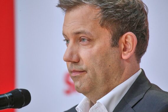 Lars Klingbeil präsentiert steuerliche Entlastungen für Unternehmen zur Stärkung der deutschen Wirtschaft.