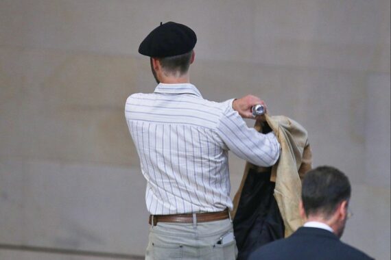 Klöckner verteidigt Rauswurf von Linken-Abgeordnetem mit Mütze