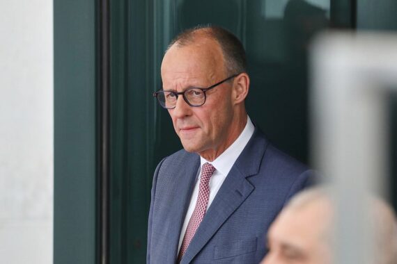 Friedrich Merz diskutiert mit Koalitionspartnern über wirtschaftliche Entlastungen und Investitionen in Berlin.