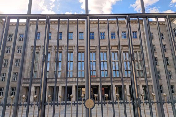 Bild zeigt das Finanzministerium, Symbol für politische Entscheidungen und finanzielle Konflikte zwischen Bund und Ländern.