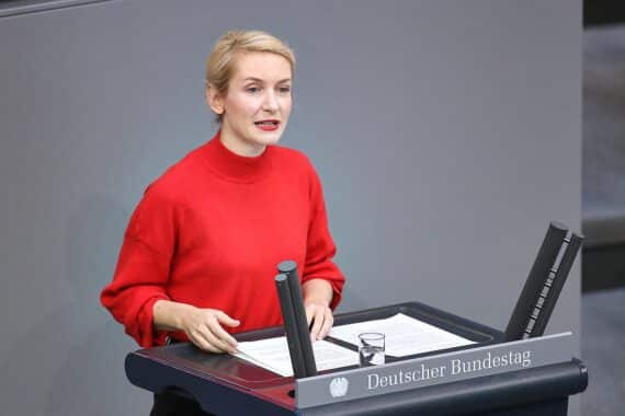 Linken-Chefin nennt AfD "Faschisten" - und bekommt Rüffel