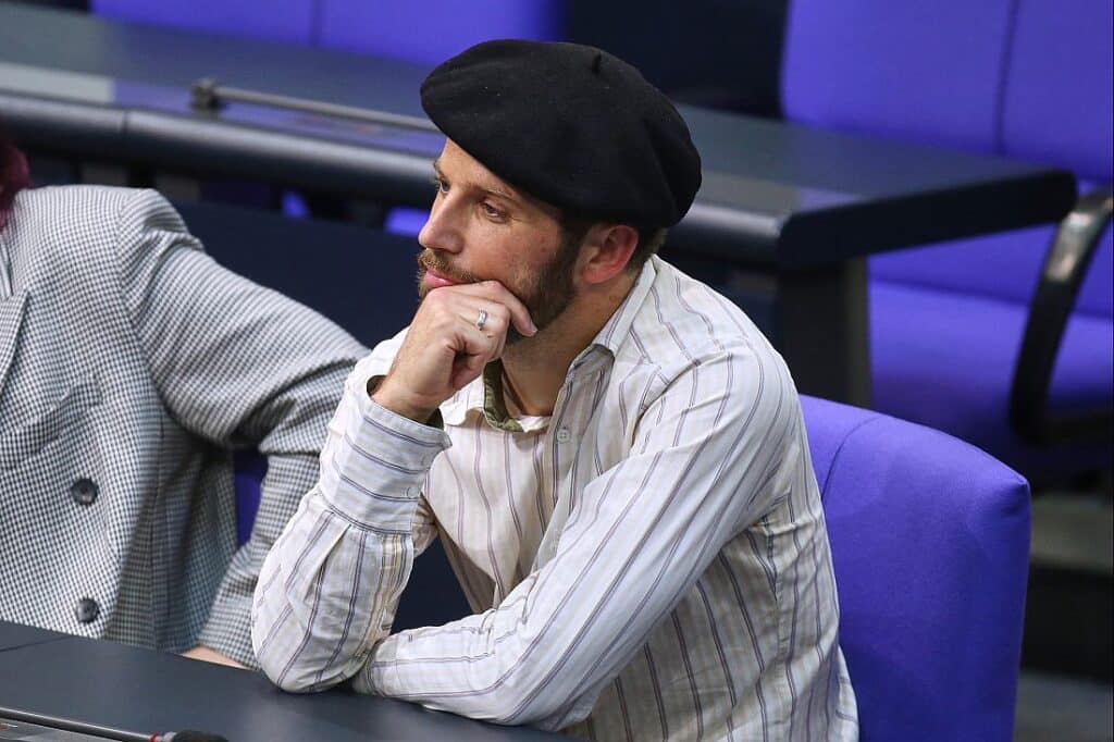 Linken-Politiker wegen Baskenmütze aus Bundestagssitzung geworfen