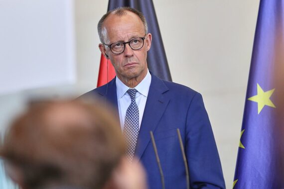 Friedrich Merz beim nordischen Gipfel, besorgt über Putins mangelndes Interesse am Waffenstillstand.