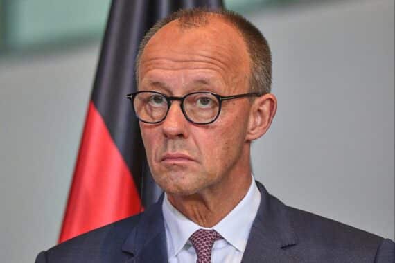 Friedrich Merz und Donald Trump beim historischen Treffen im Weißen Haus, internationale Themen im Fokus.