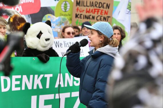 Luisa Neubauer warnt vor Haushaltstricks, fordert echte Klimaschutzmaßnahmen beim Koalitionsausschuss.