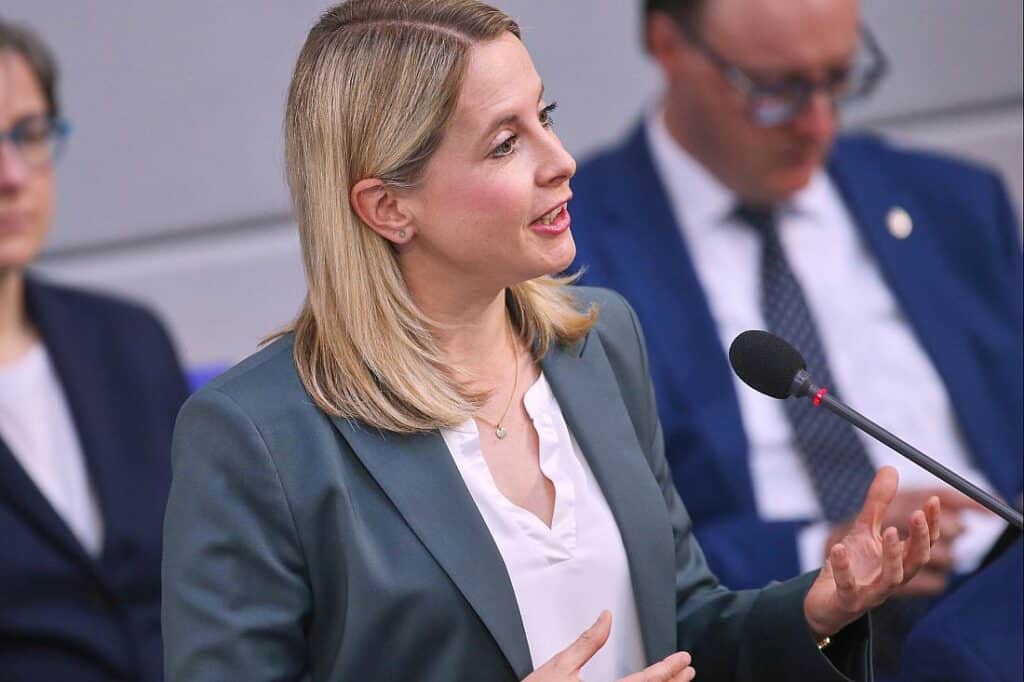 Neue Bauministerin Hubertz outet sich als Airbnb-Fan