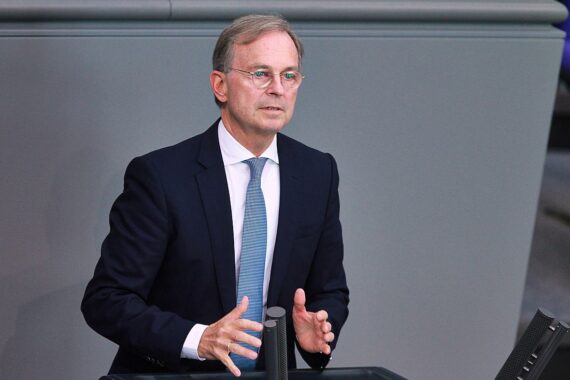 Thomas Rachel spricht über Religionsfreiheit, während er vor Hass und Diskriminierung warnt.