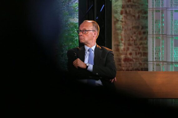 Friedrich Merz diskutiert Friedensverhandlungen mit Wolodymyr Selenskyj im Kontext des Ukraine-Kriegs.