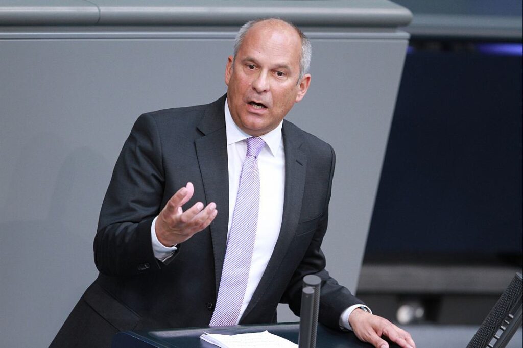 Poseck kritisiert Umgang mit mutmaßlich rechtsextremen Polizisten