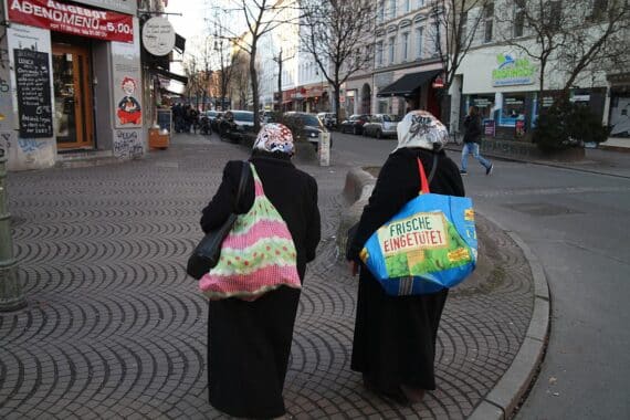 Rund 15.000 geduldete Migranten erhalten Bleibeperspektive