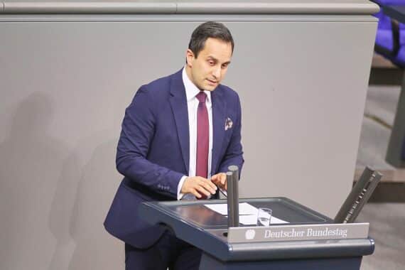 SPD-Mann Özdemir erwartet CDU-Kapitäns-Vorschlag für FC Bundestag