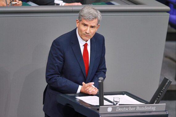 Metin Hakverdi wird neuer Transatlantik-Koordinator der Bundesregierung, laut Politico-Bericht.