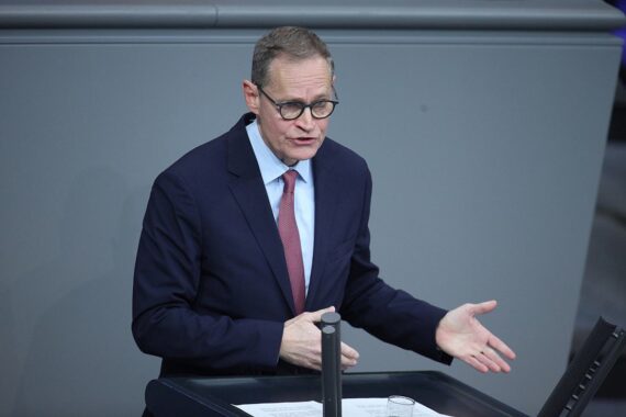 Michael Müller äußert Unmut über SPD-Entscheidungen zu außenpolitischen Ausschüssen.