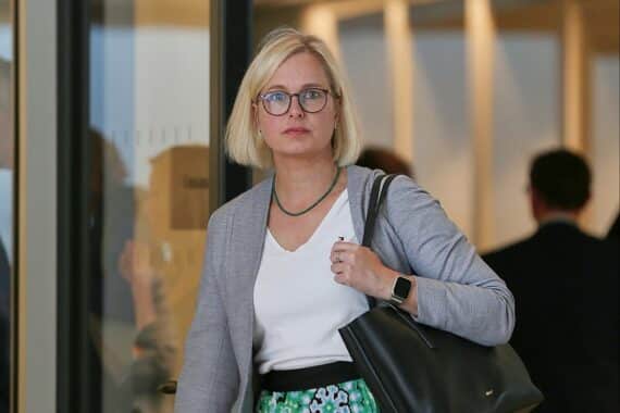 Christiane Schenderlein in einem sportlichen Umfeld, symbolisiert durch Medaillen und Jugendförderung.