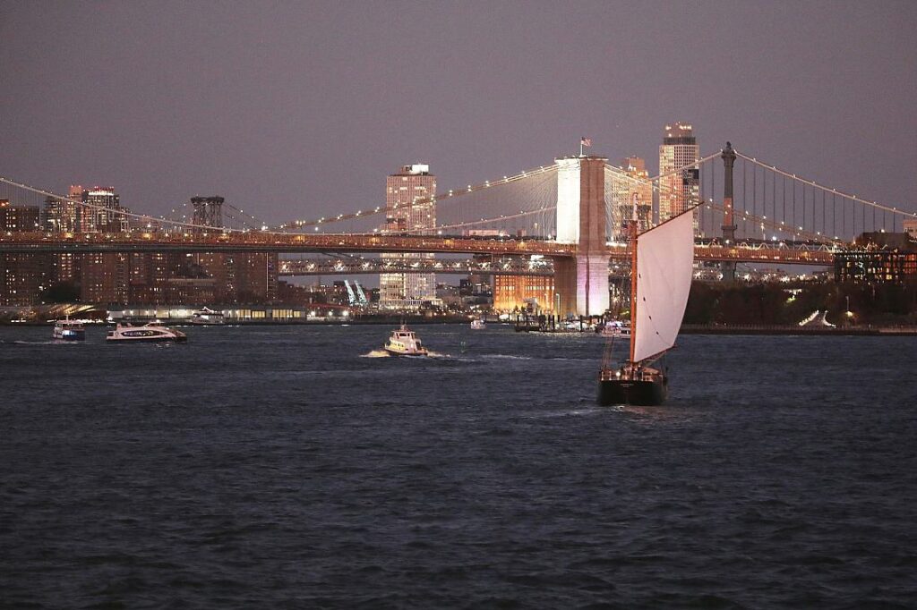 Schiff kollidiert mit Brooklyn Bridge in New York – zwei Tote