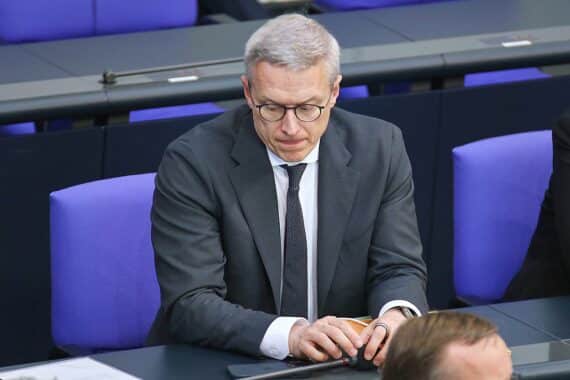 Zwei Standorte für das Digitalministerium: Berlin und Bonn, Kritik am ineffizienten Verwaltungssystem.