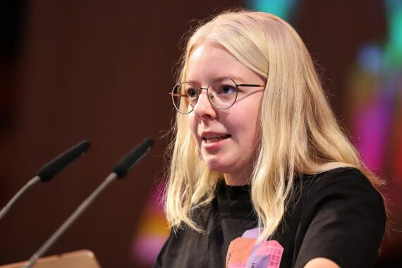 Jette Nietzard in einem polizeifeindlichen Pullover, kritisiert von der Union.