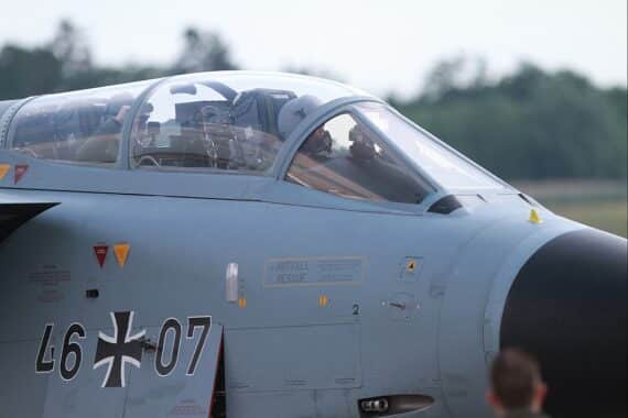 Tornado-Kampfjet in Aktion, symbolisiert Drohnenabwehr und notwendige Sicherheitsmaßnahmen in Deutschland.