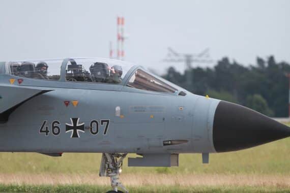 Tornado-Kampfjet über Militärbasis, Symbol für Deutschlands Vision zur stärksten europäischen Armee.