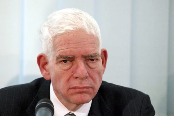 Josef Schuster kritisiert Außenminister, warnt vor problematischen Begriffen und Israelhass in Deutschland.