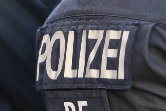 Unfallstelle mit Polizei, Rettungswagen und trauriger Atmosphären; verletztes Kind im Fokus.
