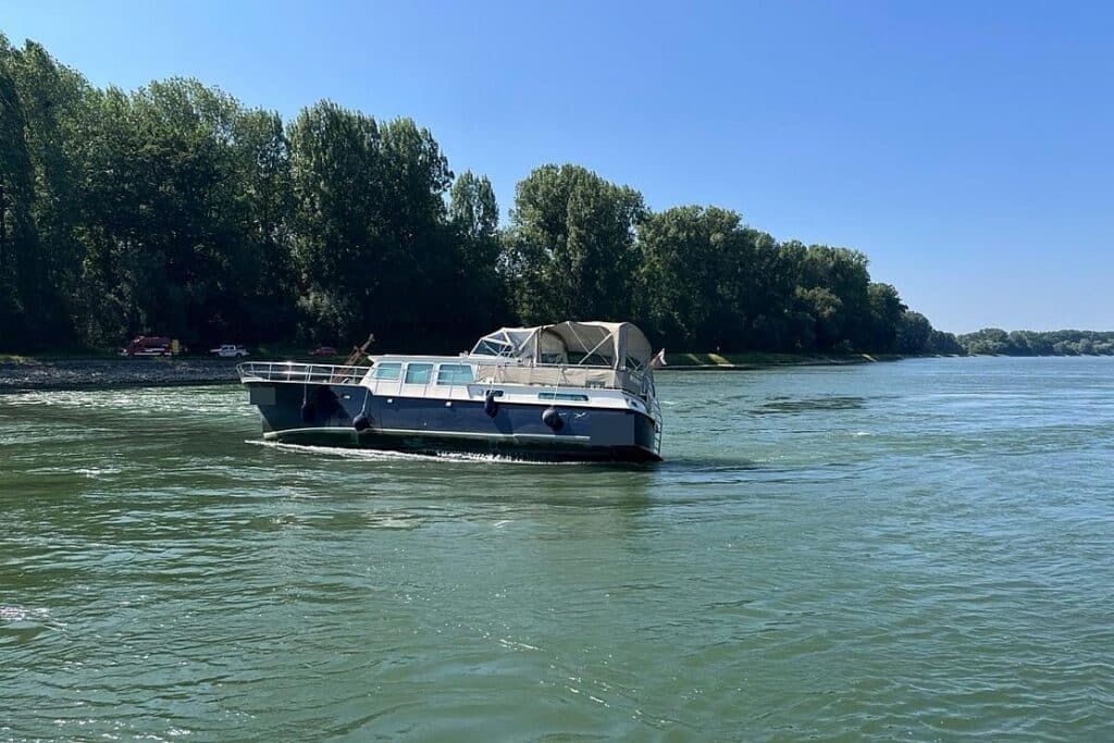 20-Tonnen-Sportboot bei Leimersheim auf Buhne gelaufen