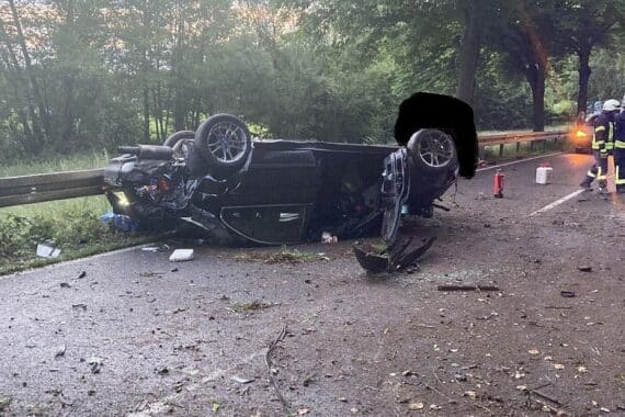 Schwerer Unfall: BMW fuhr von der Straße ab, überschlug sich, Fahrer verletzt.