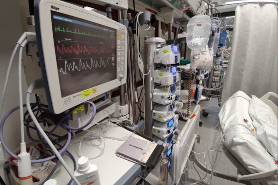 Ein Krankenhaus mit neutraler Atmosphäre, symbolisiert menschliche Würde und die Diskussion um Suizidhilfe.