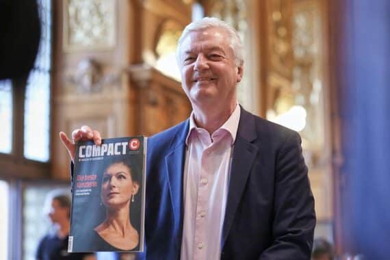 Jürgen Elsässer im Fokus, Compact-Magazin, Discord zwischen Verbot und wachsender Anhängerschaft.