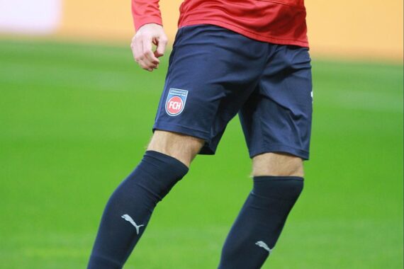 Arijon Ibrahimovic im Heidenheim-Trikot, jubelnd nach einem Tor oder Spielszene.