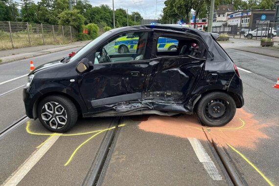 Unfall zwischen Auto und Straßenbahn in Duisburg mit eingeklemmter Fahrerin.