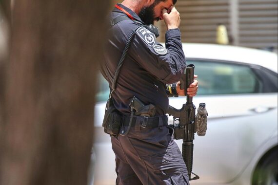 Israelischer Soldat, kritische Haltung zu Waffenexporten, humanitäre Hilfe für Palästinenser im Gazastreifen.