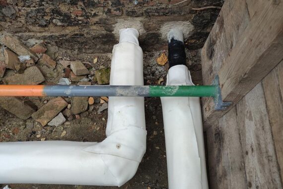 Stadtansicht mit Fernwärmeleitungen und nachhaltigen Heizlösungen zur Klimaanpassung in Baden-Württemberg.