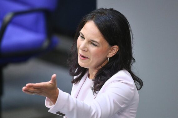 Annalena Baerbock verabschiedet sich, während Andrea Lübcke für Bundestag nachrückt.