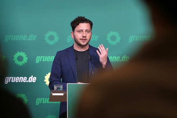 Felix Banaszak spricht über Mindestlohn-Erhöhung, kritisiert unzureichende Maßnahmen und Regierungspolitik.