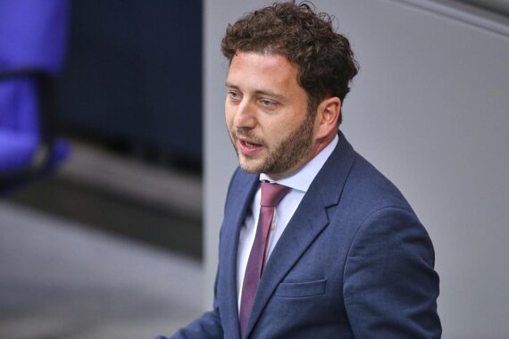 Felix Banaszak diskutiert Klimapolitik, Verantwortung und gerechte Verteilung der Lasten.