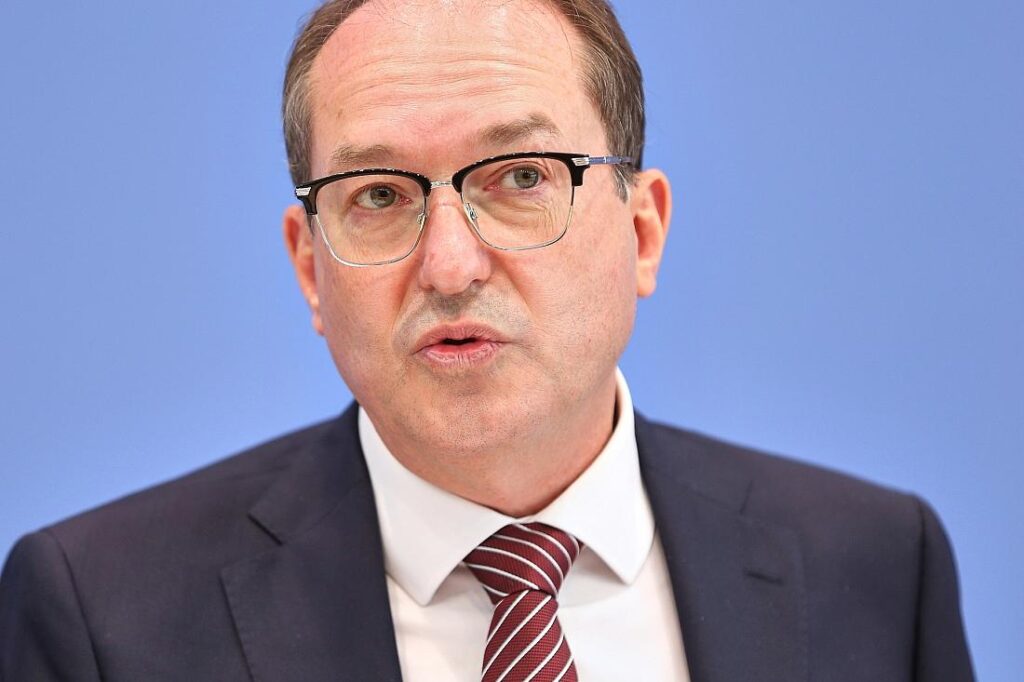 Bayerns Innenminister stärkt Dobrindt den Rücken