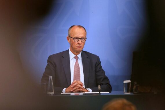 Friedrich Merz bereitet Grundgesetzänderung zur Schuldenbremse, um Rekordschulden zu ermöglichen.