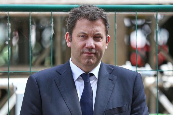 Lars Klingbeil in Berlin, Hintergrund zu Neuverschuldung und Infrastrukturmodernisierung der Bundesregierung.