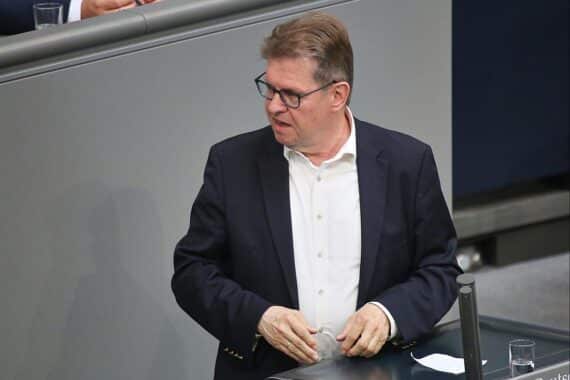 Ralf Stegner, SPD-Politiker, möglicherweise Abgang aus Kontrollgremium wegen umstrittenem Russland-Manifest.