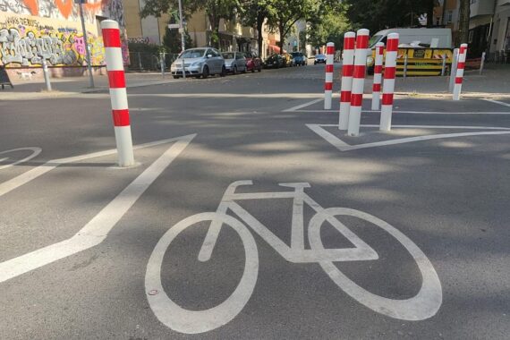 Poller in Berliner Straße zur Verkehrsberuhigung, symbolisieren Maßnahmen gegen Durchgangsverkehr.