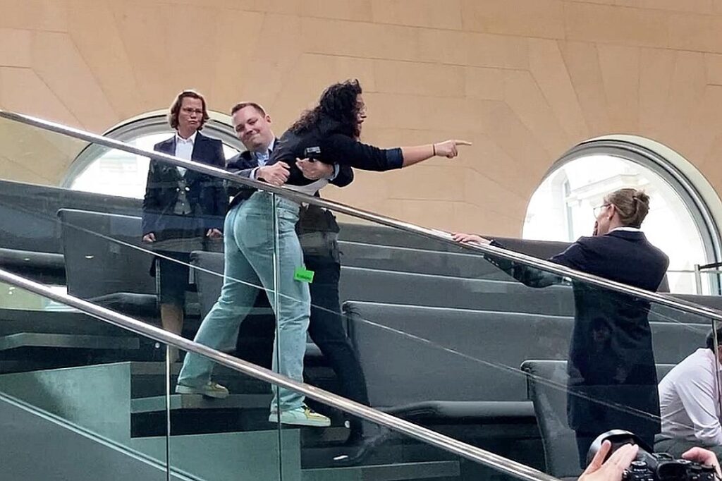 Besucherin stört Bundestagssitzung – "Free Palestine"-Rufe