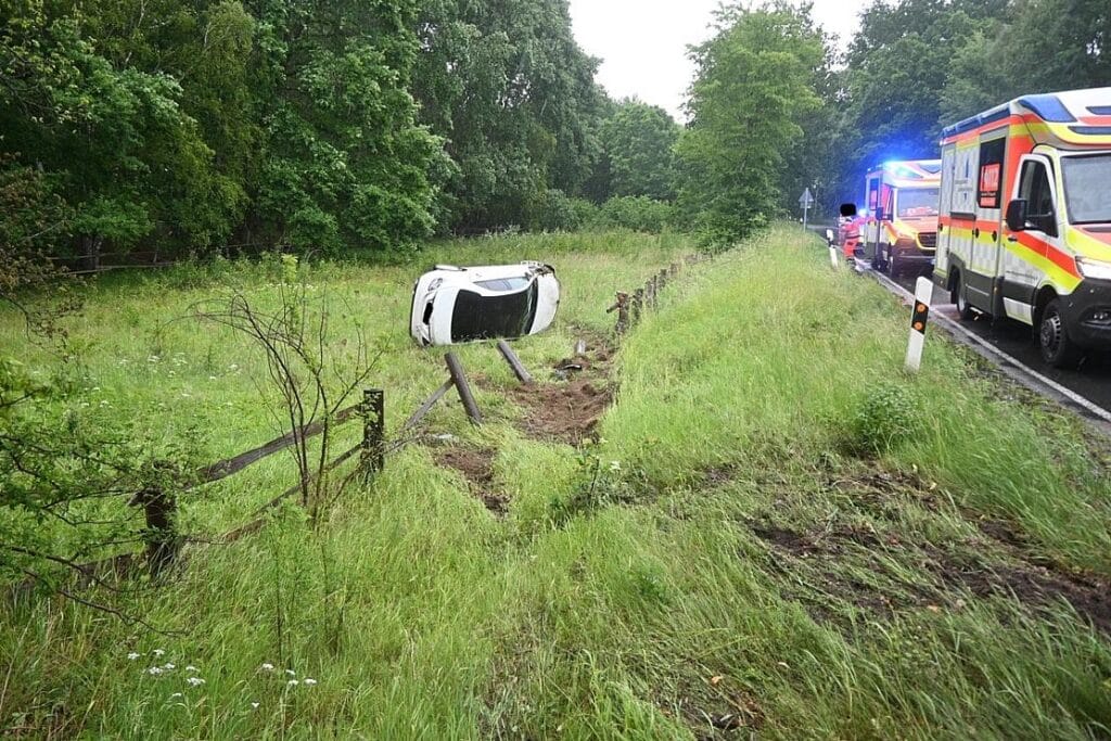 Betrunkene Autofahrerin landet im Graben bei Vahrendorf